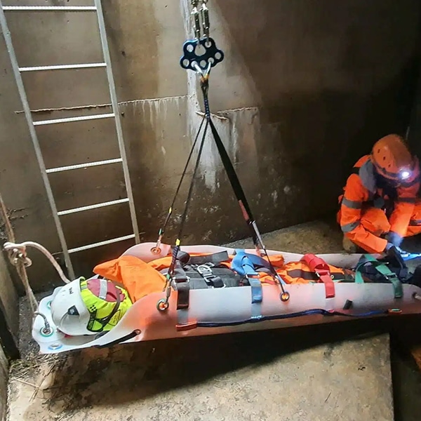 Alquiler de camillas de rescate Alquiler de Camillas de Rescate 0000 slix 100 con maniqui de rescate en Orión Seguridad