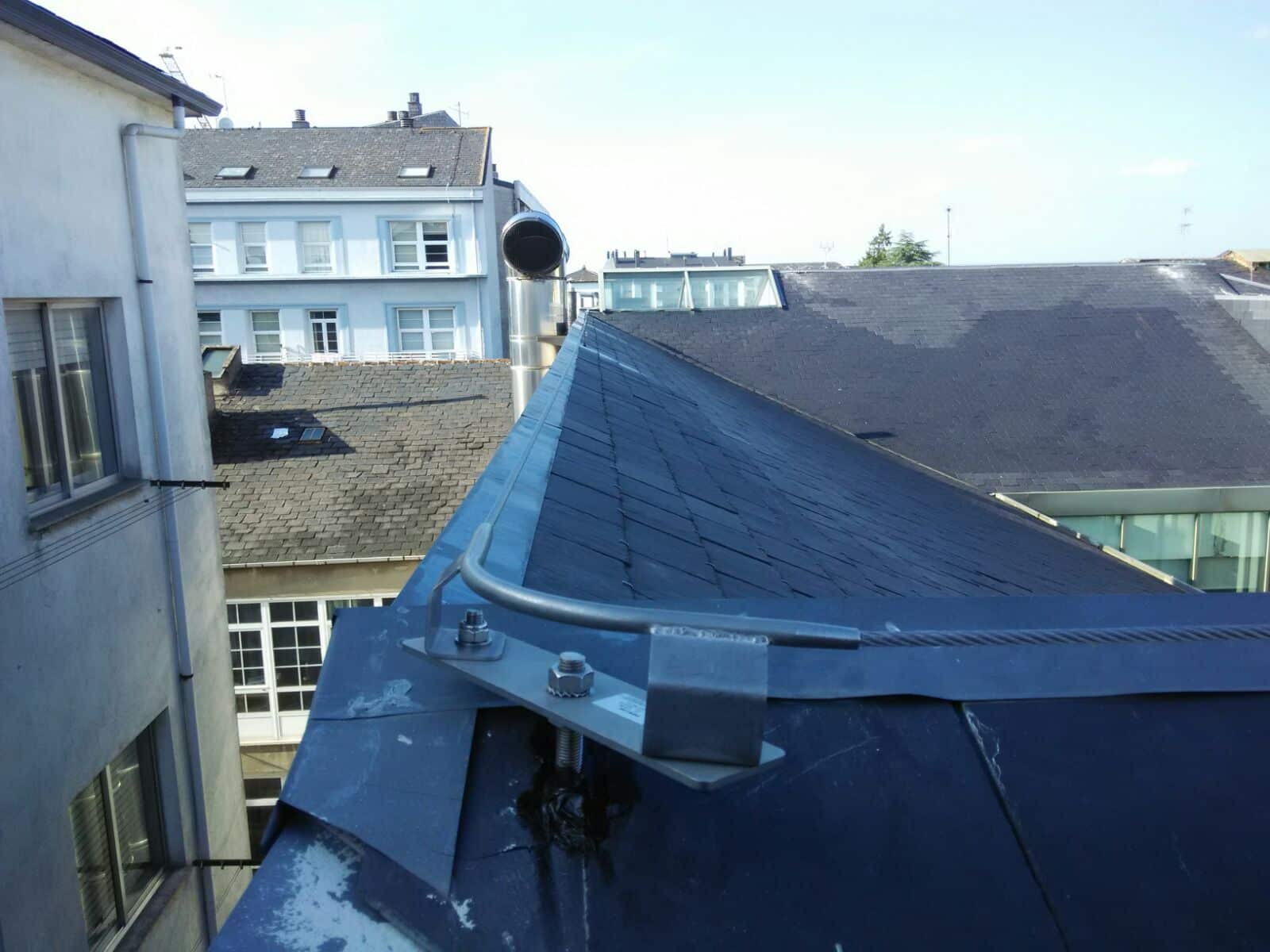 Línea de vida horizontal permanente flexible